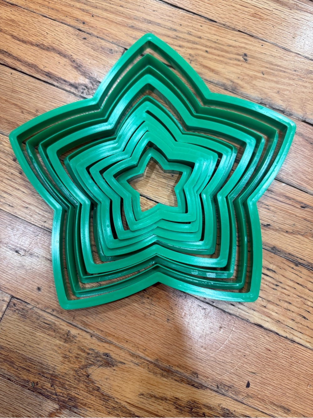 Avon Green Star Nesting Cookie Cutter Set - Home Kitchen Bakeware